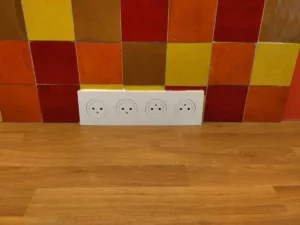 rénovation de prises électriques dans une cuisine à Orvault